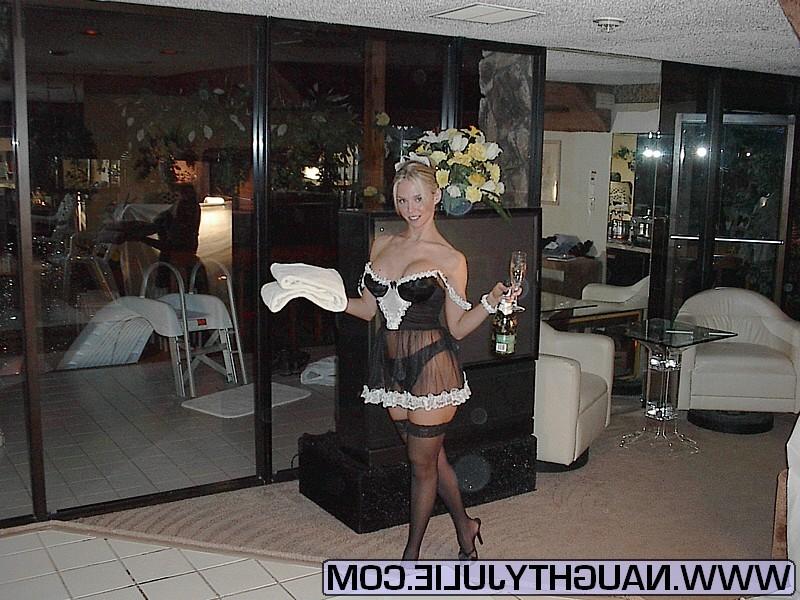 14P Amateur babe in maid suit teasing