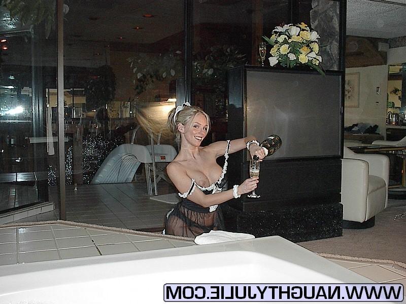 14P Amateur babe in maid suit teasing