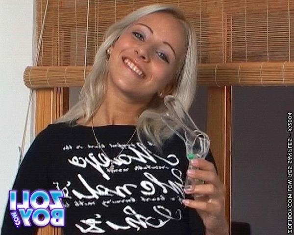 16P Candy spielt mit dem Dildo, führt Spekulum ein und wird angepisst