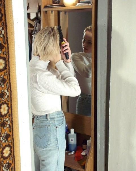 5P Blonde teen caught undressing