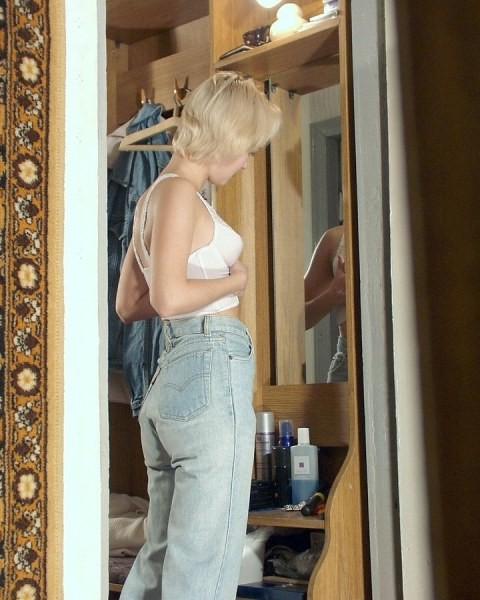 5P Blonde teen caught undressing