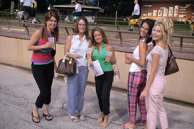8P 5 slammin hot babes get crazy after they go out gambling