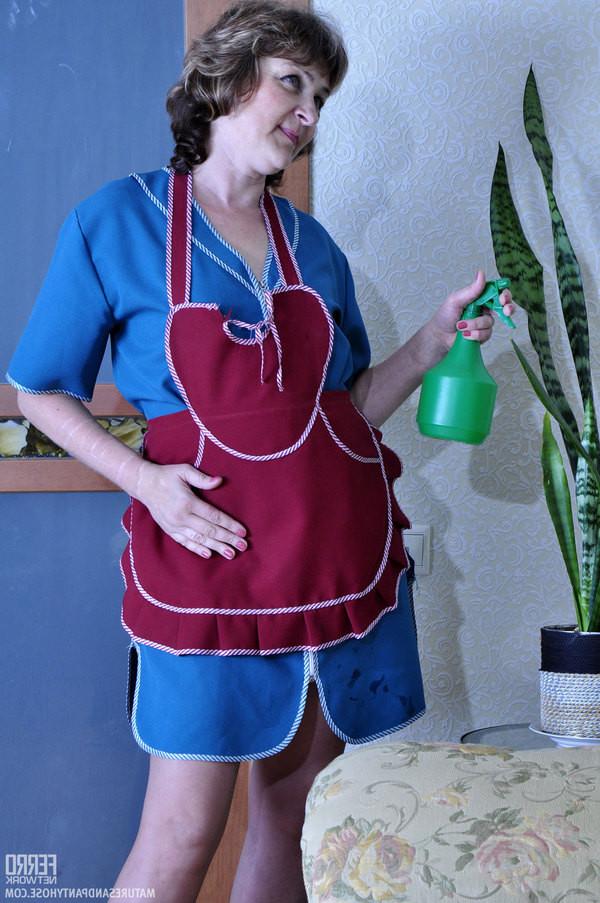 20P Old housemaid get her barely visible tights lowered for sucknfuc