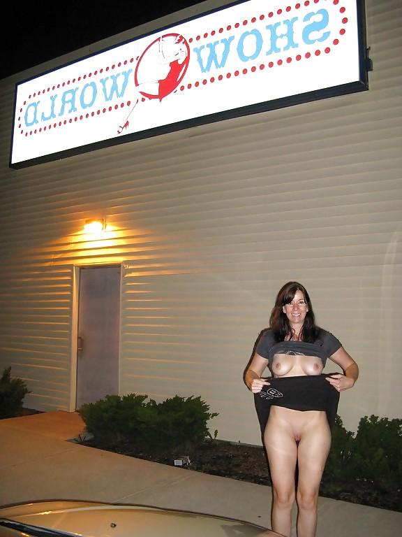 10P MILF Selena Public 1