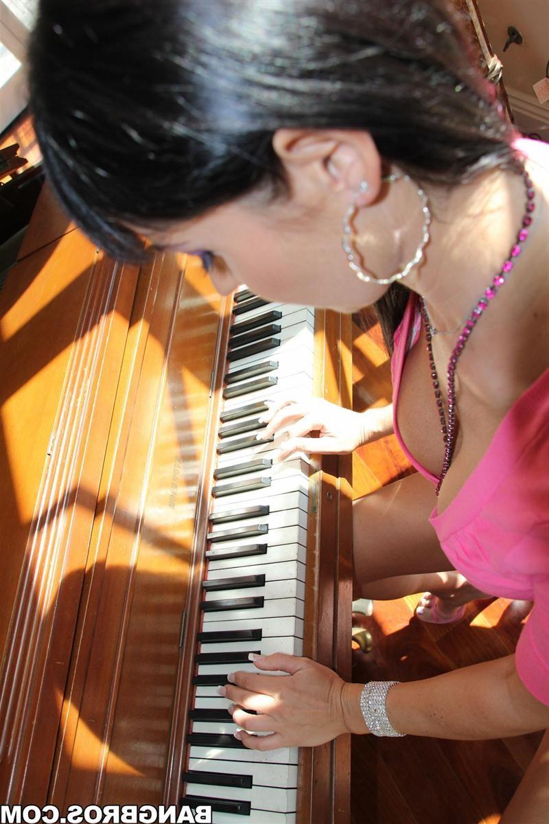 18P Eva Karera plays the piano then gets fucked