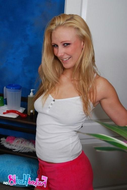 16P Hot blonde chick sucks a massive pipe before getting banged