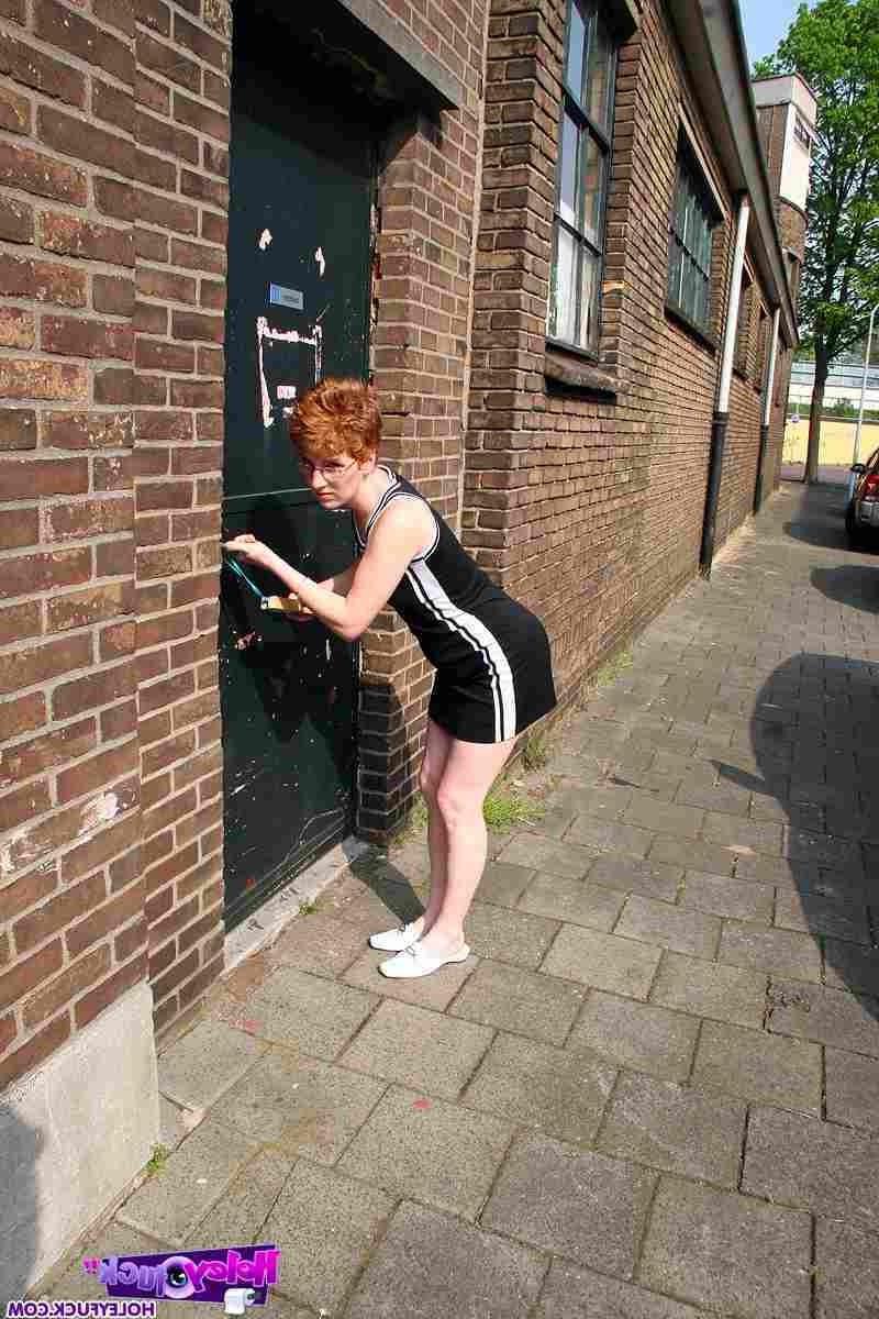 14P Amateur slut sucking a cock through a glory hole