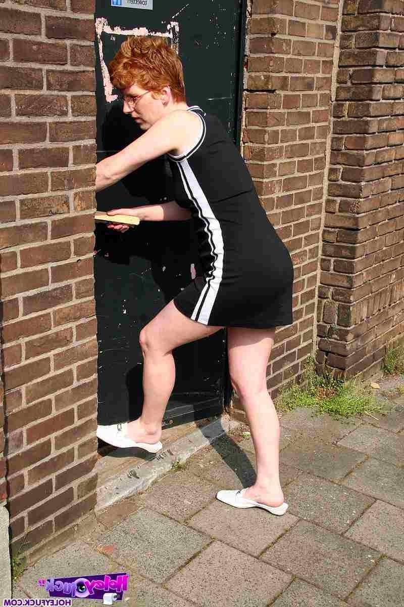 14P Amateur slut sucking a cock through a glory hole