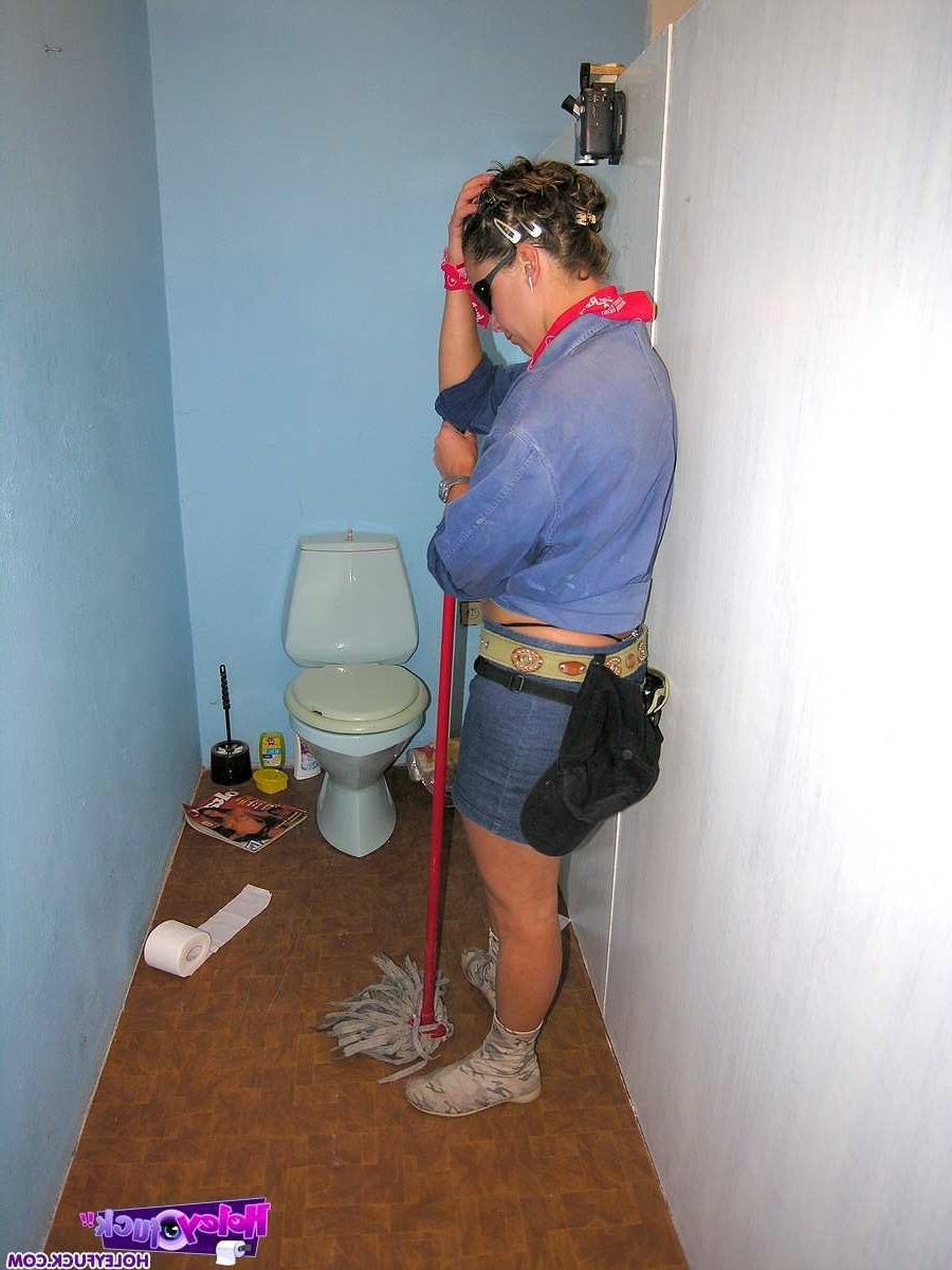 14P Amateur slut sucking a cock through a glory hole
