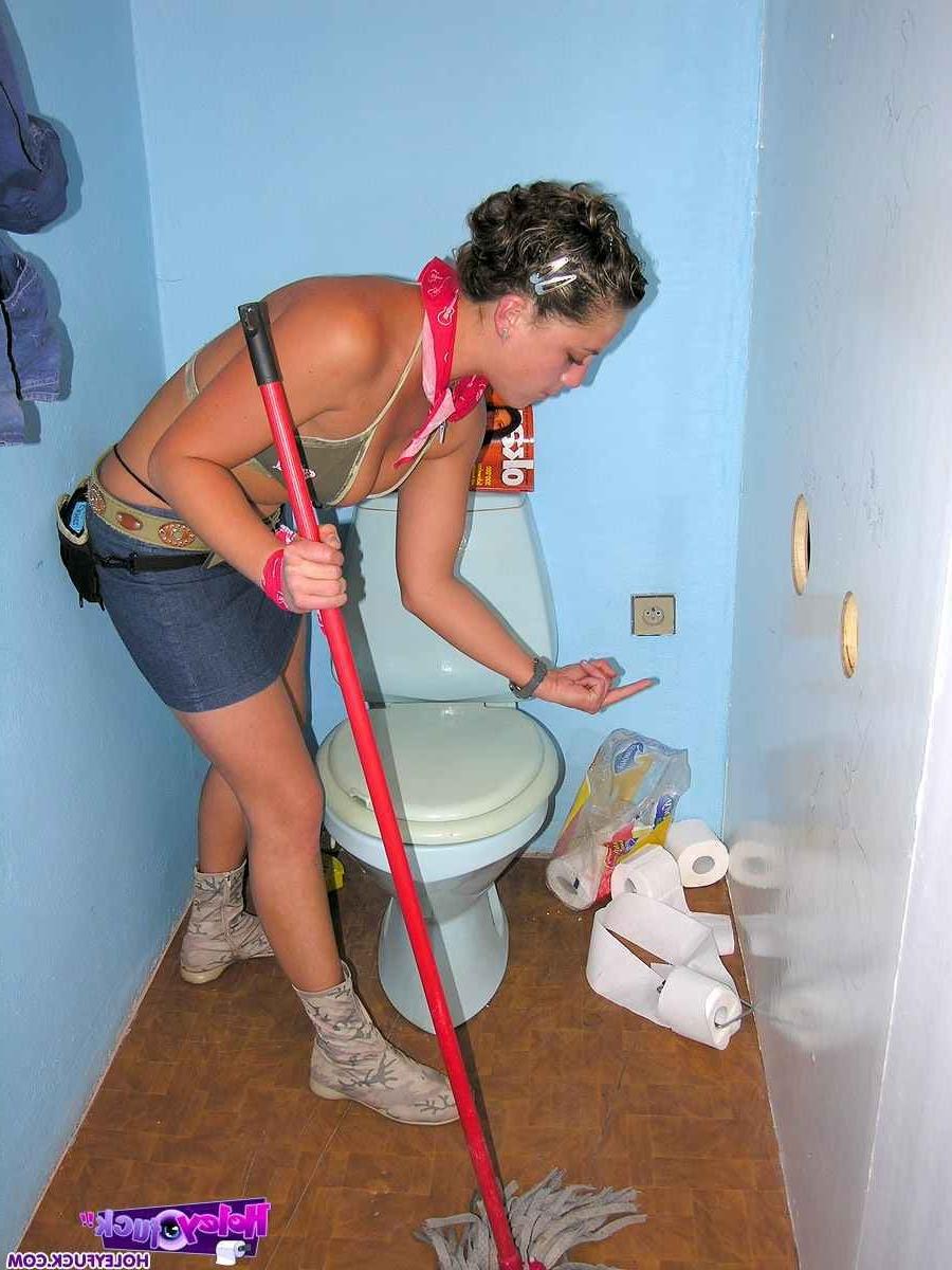 14P Amateur slut sucking a cock through a glory hole