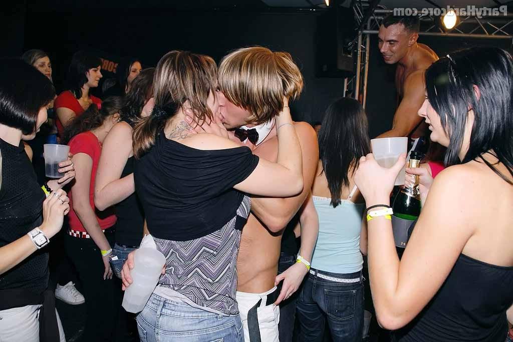 16P Very crazy sex party with amateurs sucking