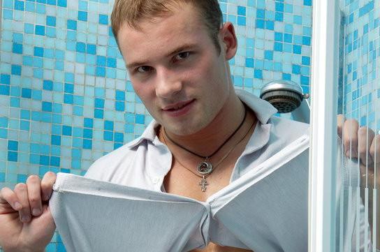 16P Nick wird unter der Dusche sauber und schmutzig