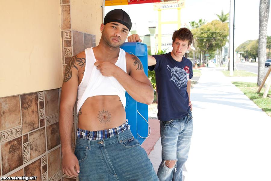 15P Gays hardcore in a shop
