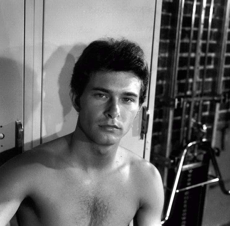 12P Retro solo gay masturbation pictures