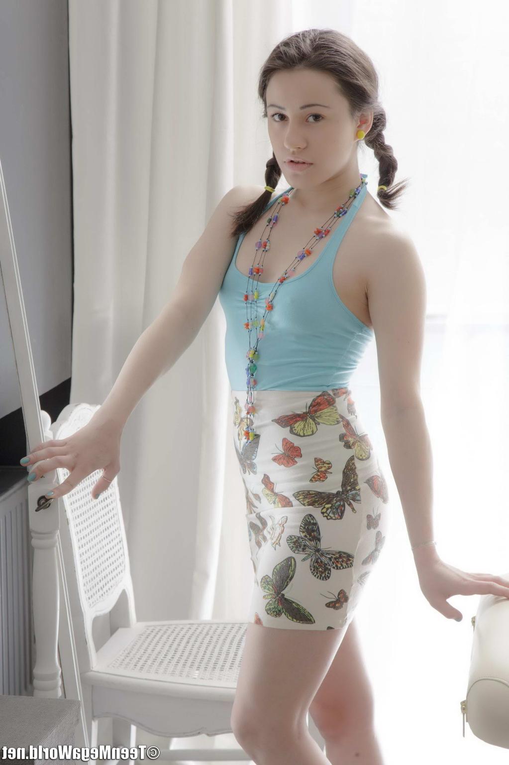 16P Tender cutie offers her full body to the masseur