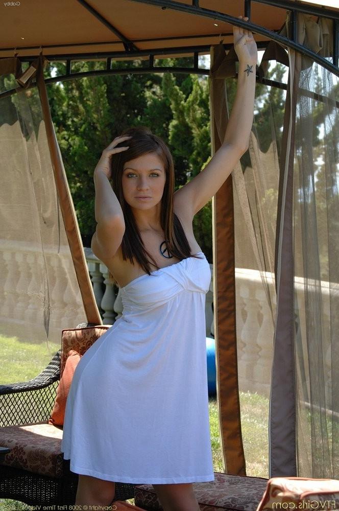 15P Young gorgeous girl banner her shaved pussy beside the garden