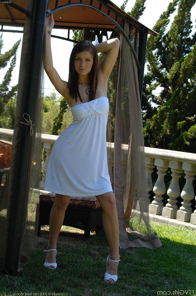 15P Young gorgeous girl banner her shaved pussy beside the garden