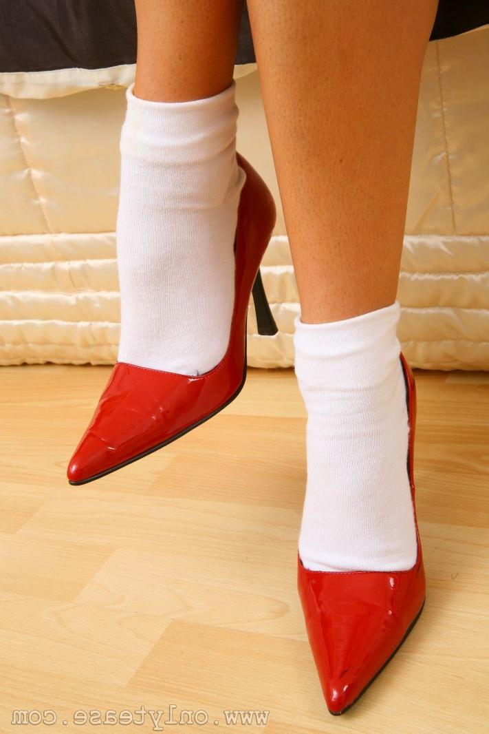 15P Louise L looks cute in 50\'s outfit and white ankle socks
