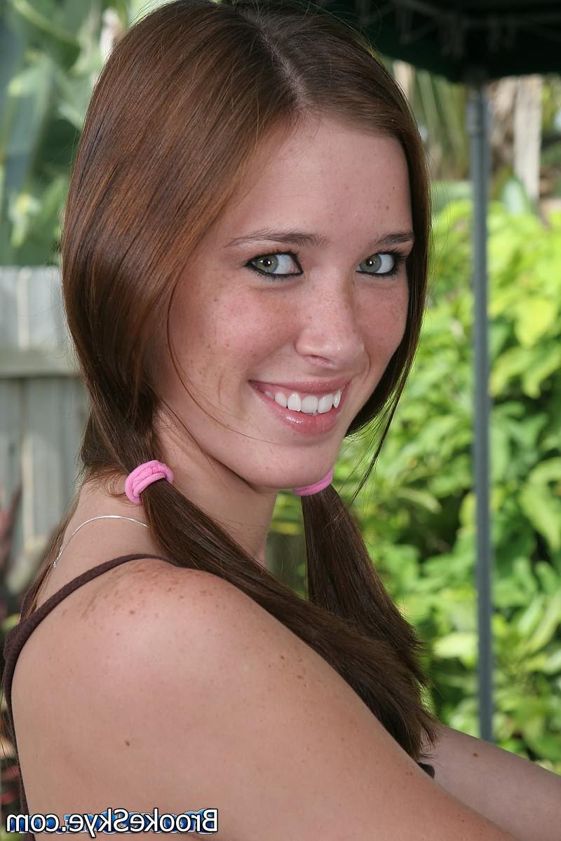 16P Brooke Skye :: Lovelt girl Brooke Skye with small tits showing pussy