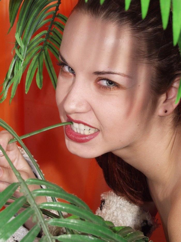 16P Cute petite teen stripping behind a palm tree