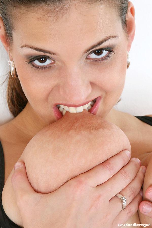 17P Brunette with massive melons toys her pretty pink slit