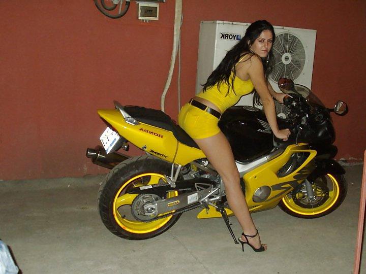 15P Hot bikini babes