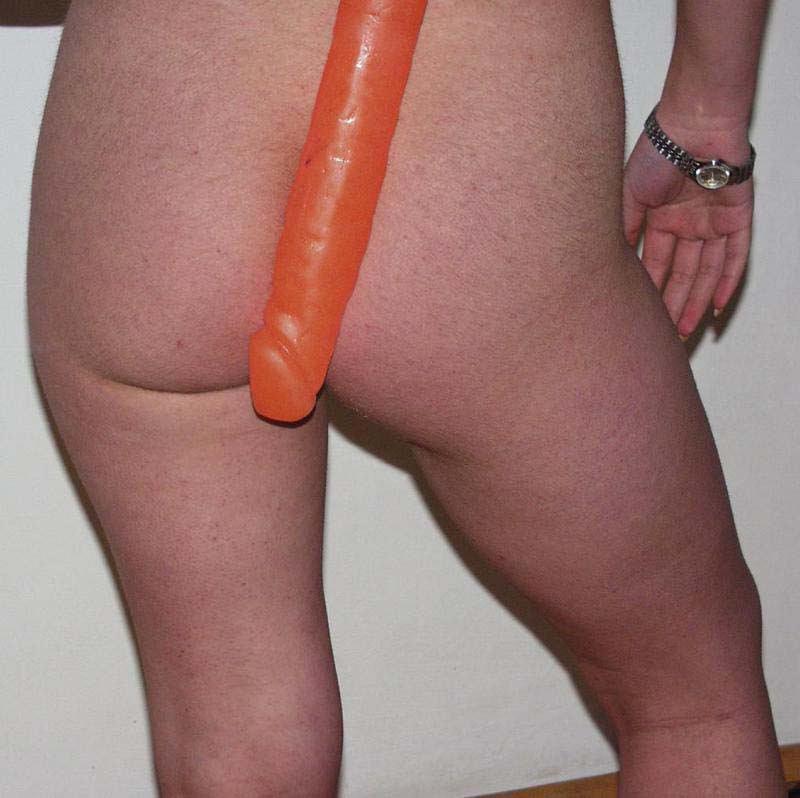 20P Horny amateur girl on massive dildo