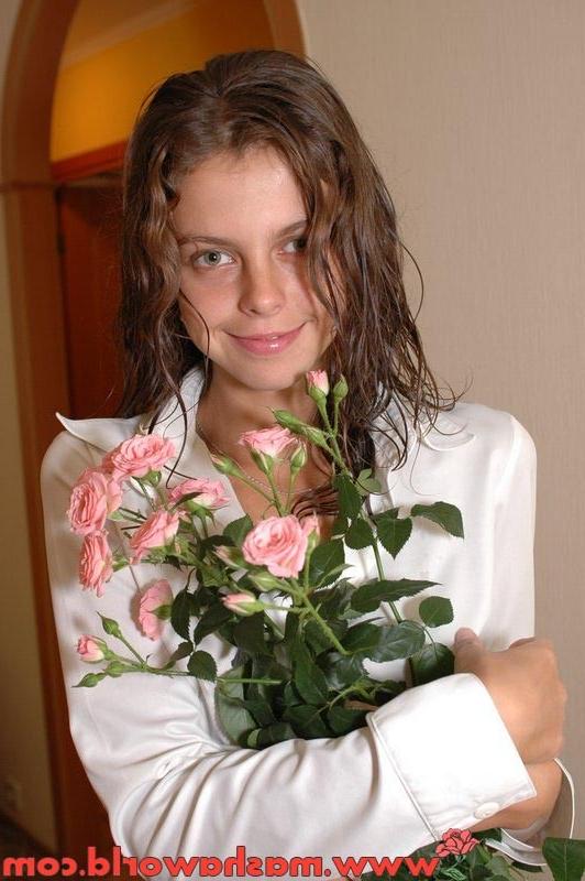 15P Petite teen hottie posing nude