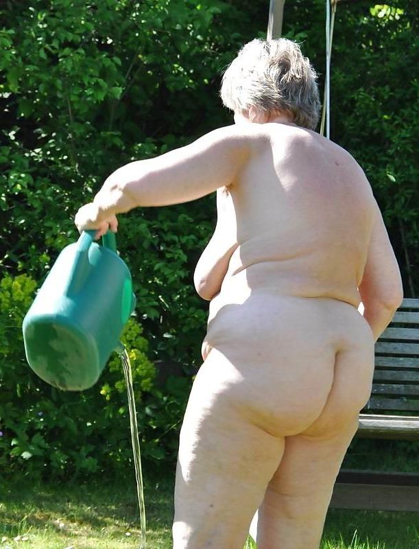 15P amateur grannies showing off their big boobs