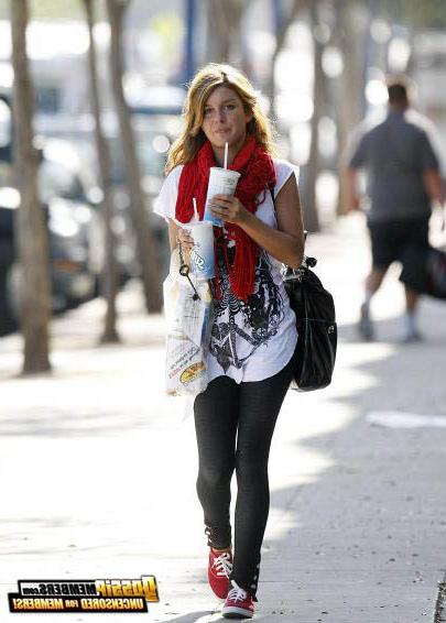 15P Shenae Grimes caught in revealing outfits