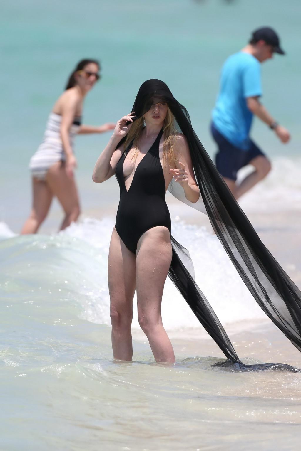 16P Lara Stone caught topless while changing her bikinis