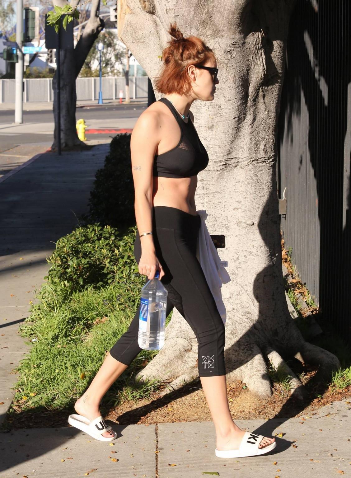16P Tallulah Willis busty and booty in sports bra and leggings