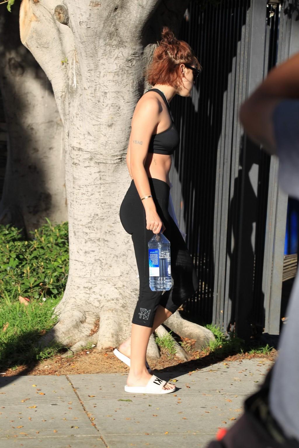 16P Tallulah Willis busty and booty in sports bra and leggings
