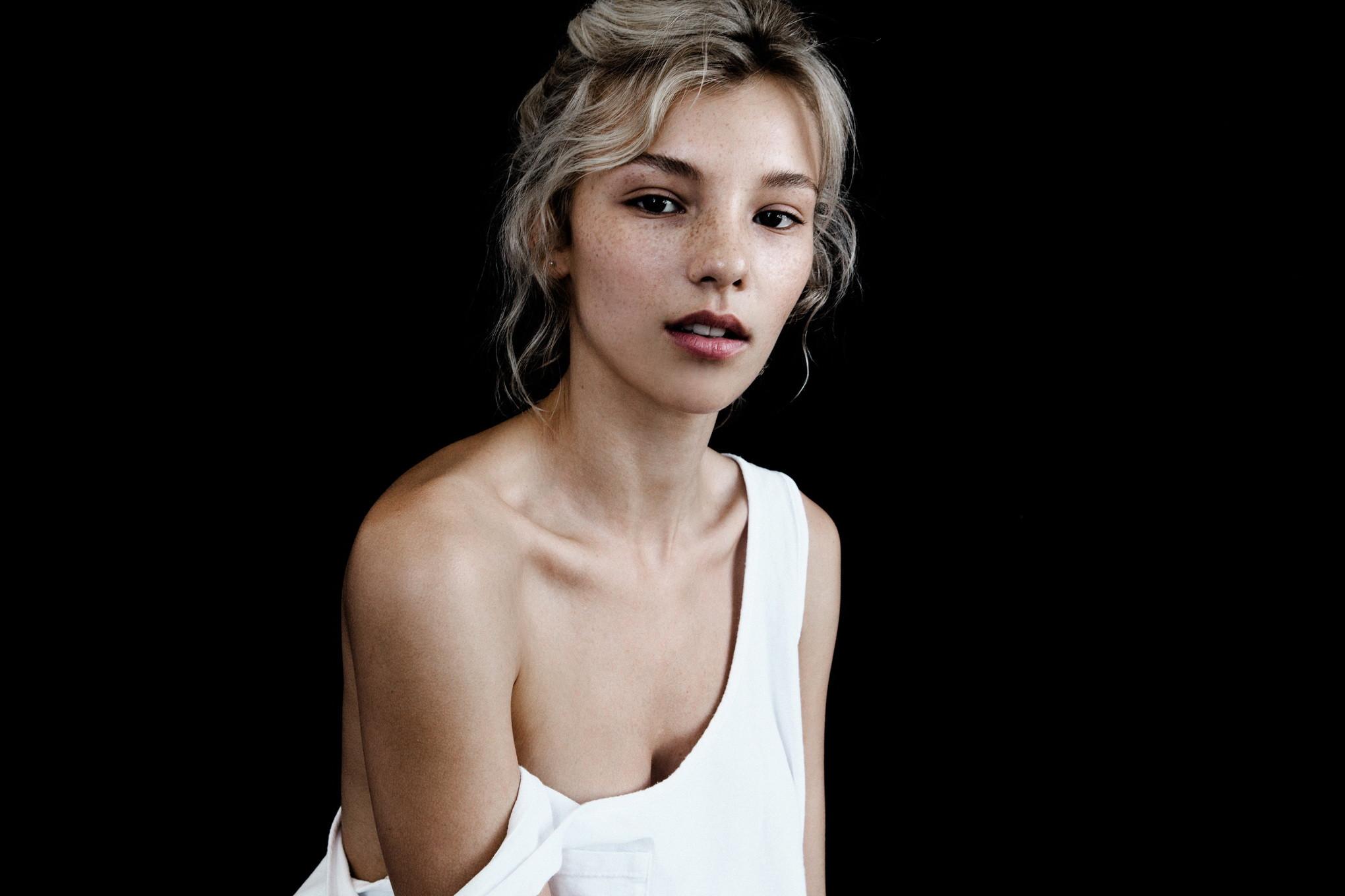 16P Rachel Yampolsky showing sideboobs in a very sexy photoshoot