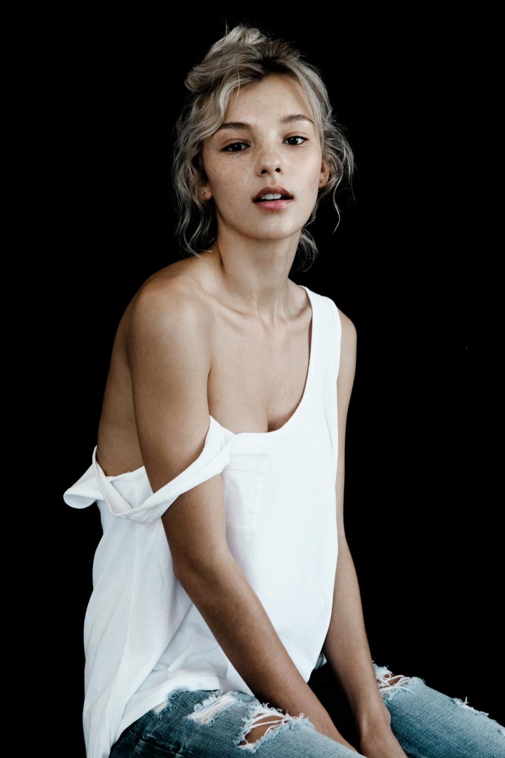 16P Rachel Yampolsky showing sideboobs in a very sexy photoshoot