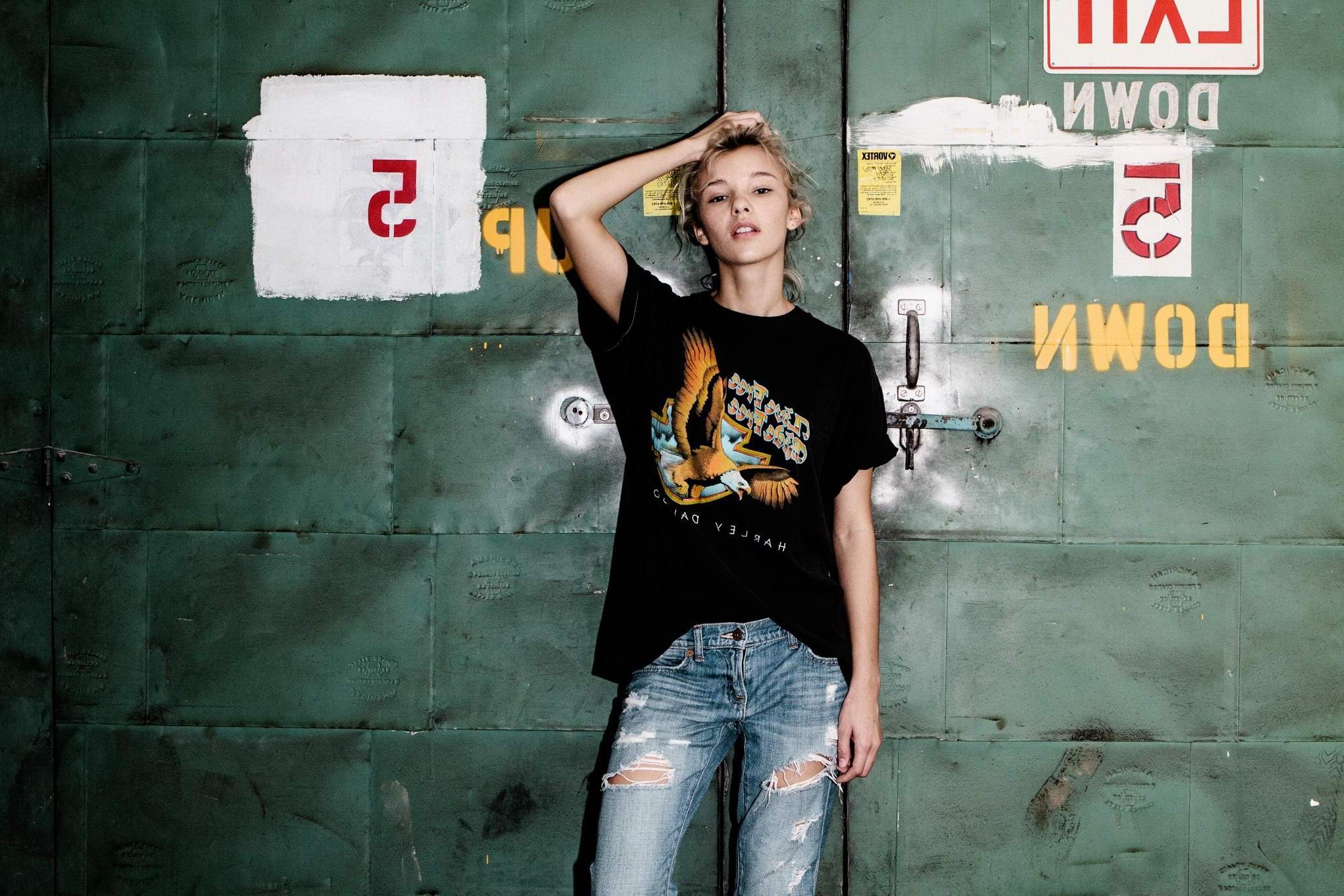 16P Rachel Yampolsky showing sideboobs in a very sexy photoshoot