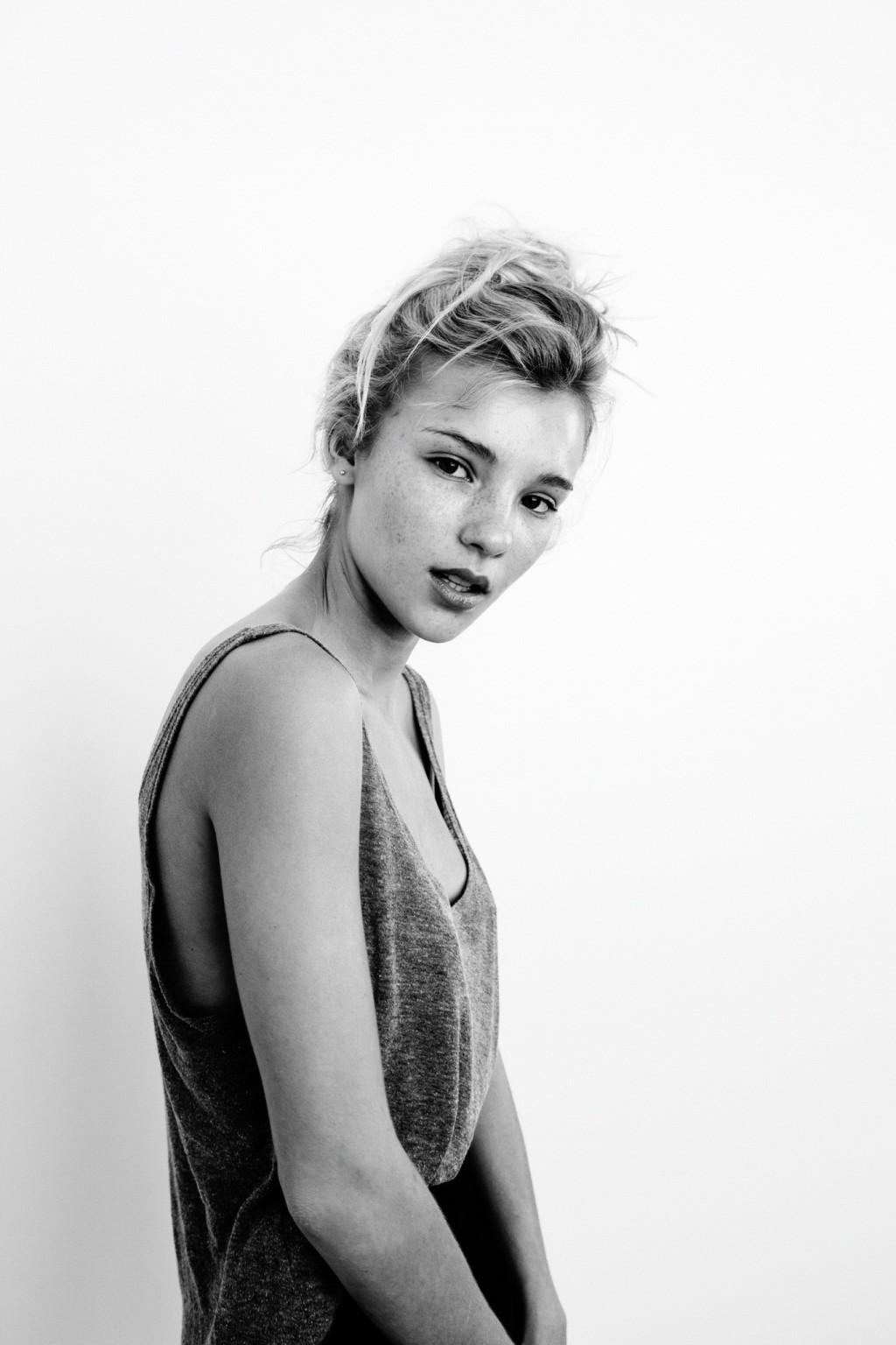 16P Rachel Yampolsky showing sideboobs in a very sexy photoshoot