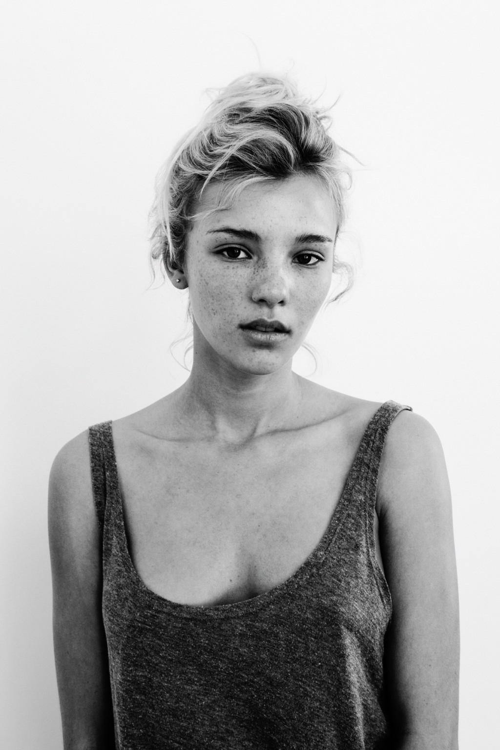 16P Rachel Yampolsky showing sideboobs in a very sexy photoshoot