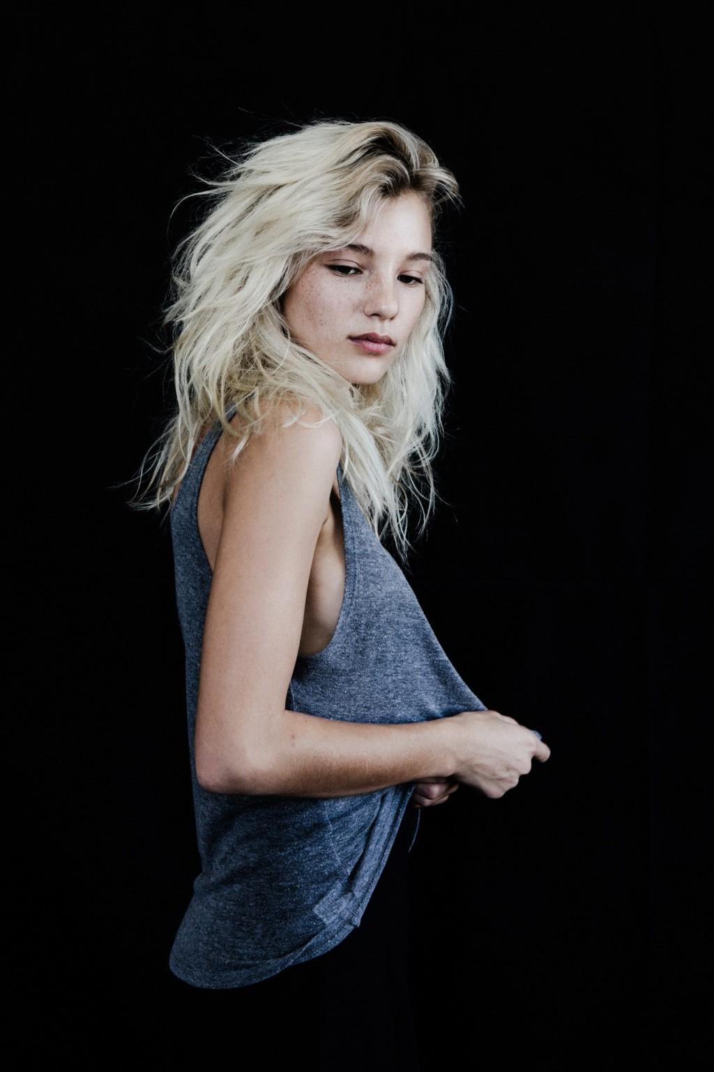 16P Rachel Yampolsky showing sideboobs in a very sexy photoshoot