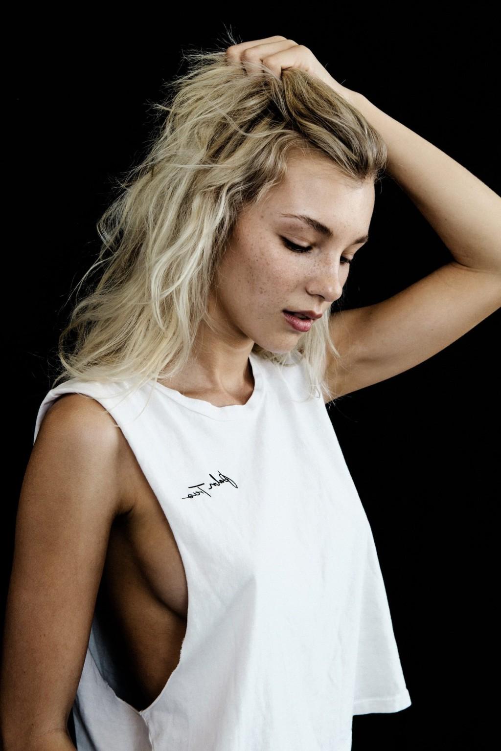 16P Rachel Yampolsky showing sideboobs in a very sexy photoshoot