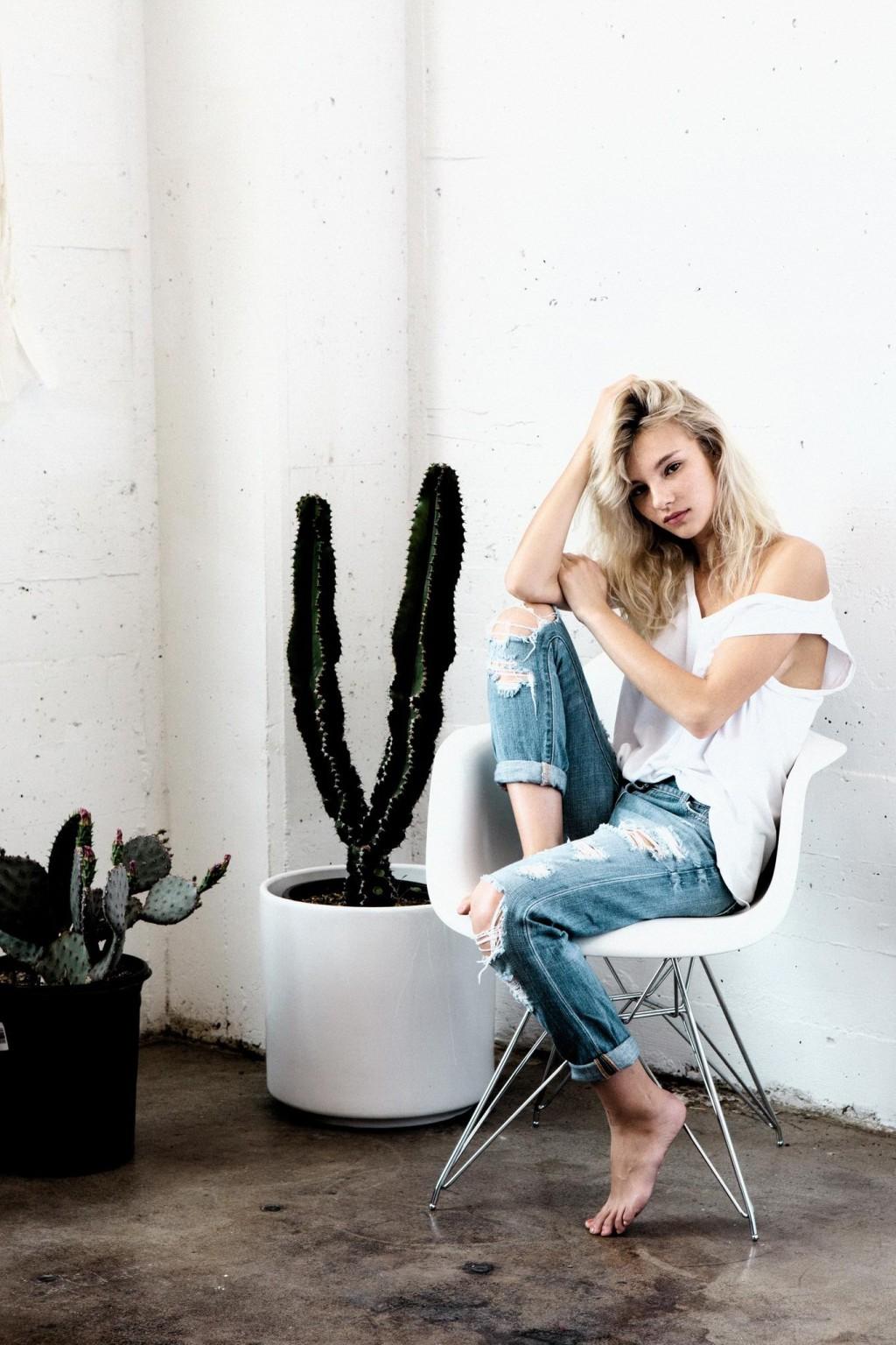 16P Rachel Yampolsky showing sideboobs in a very sexy photoshoot