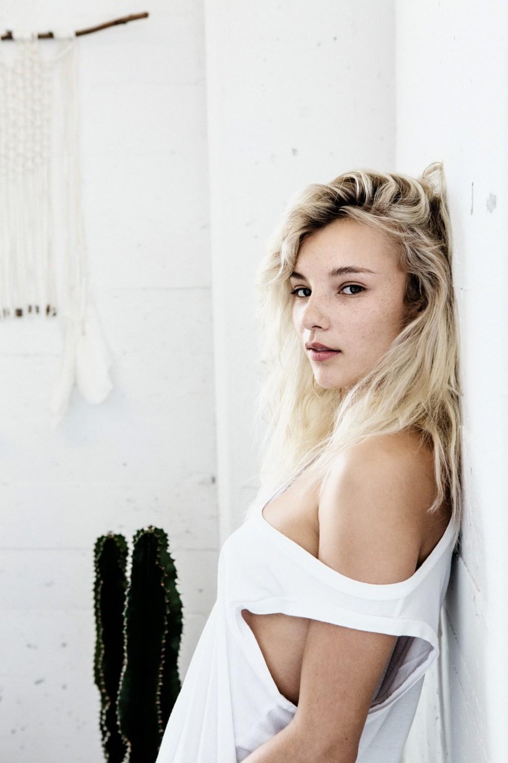 16P Rachel Yampolsky showing sideboobs in a very sexy photoshoot