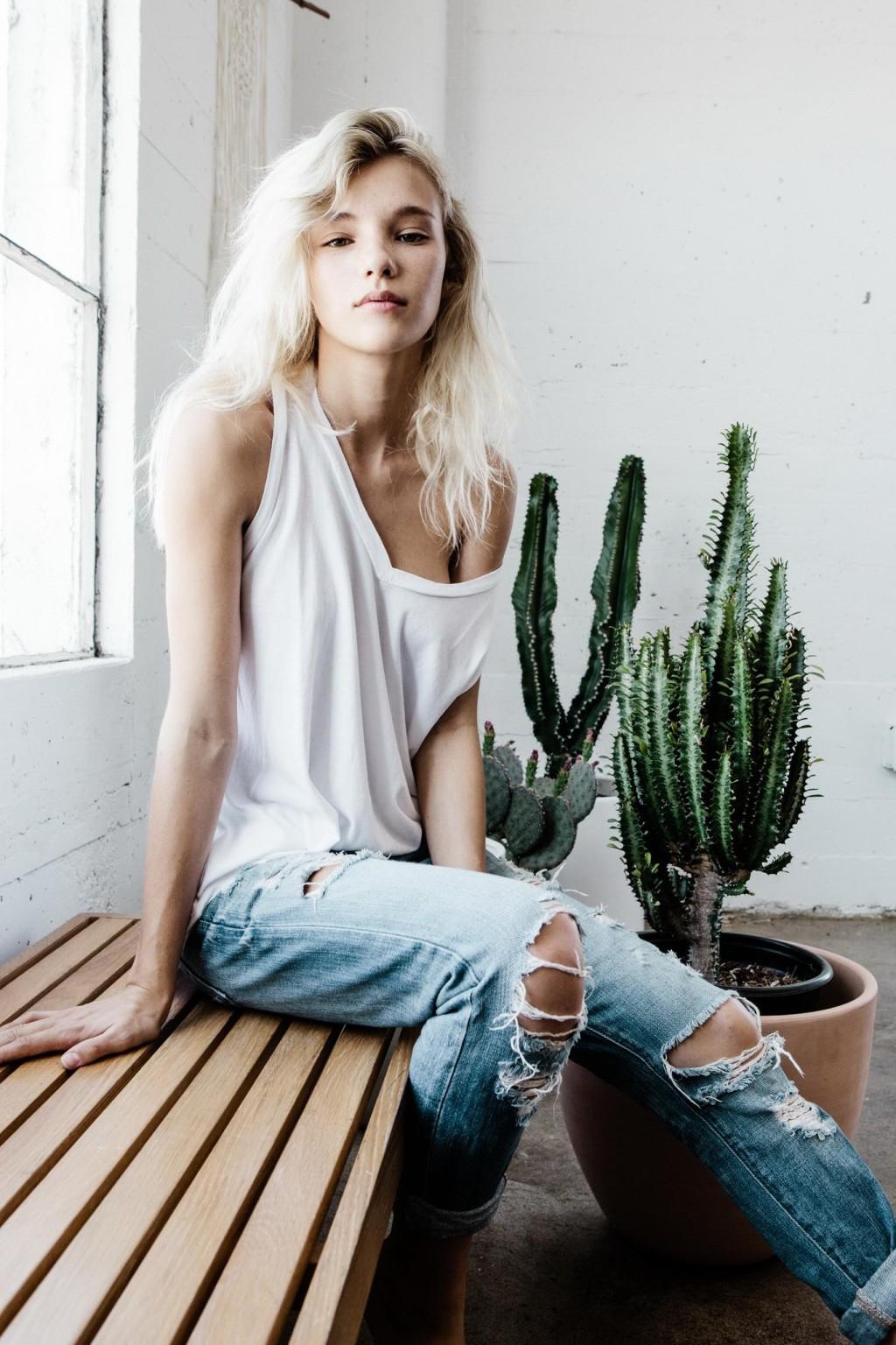 16P Rachel Yampolsky showing sideboobs in a very sexy photoshoot