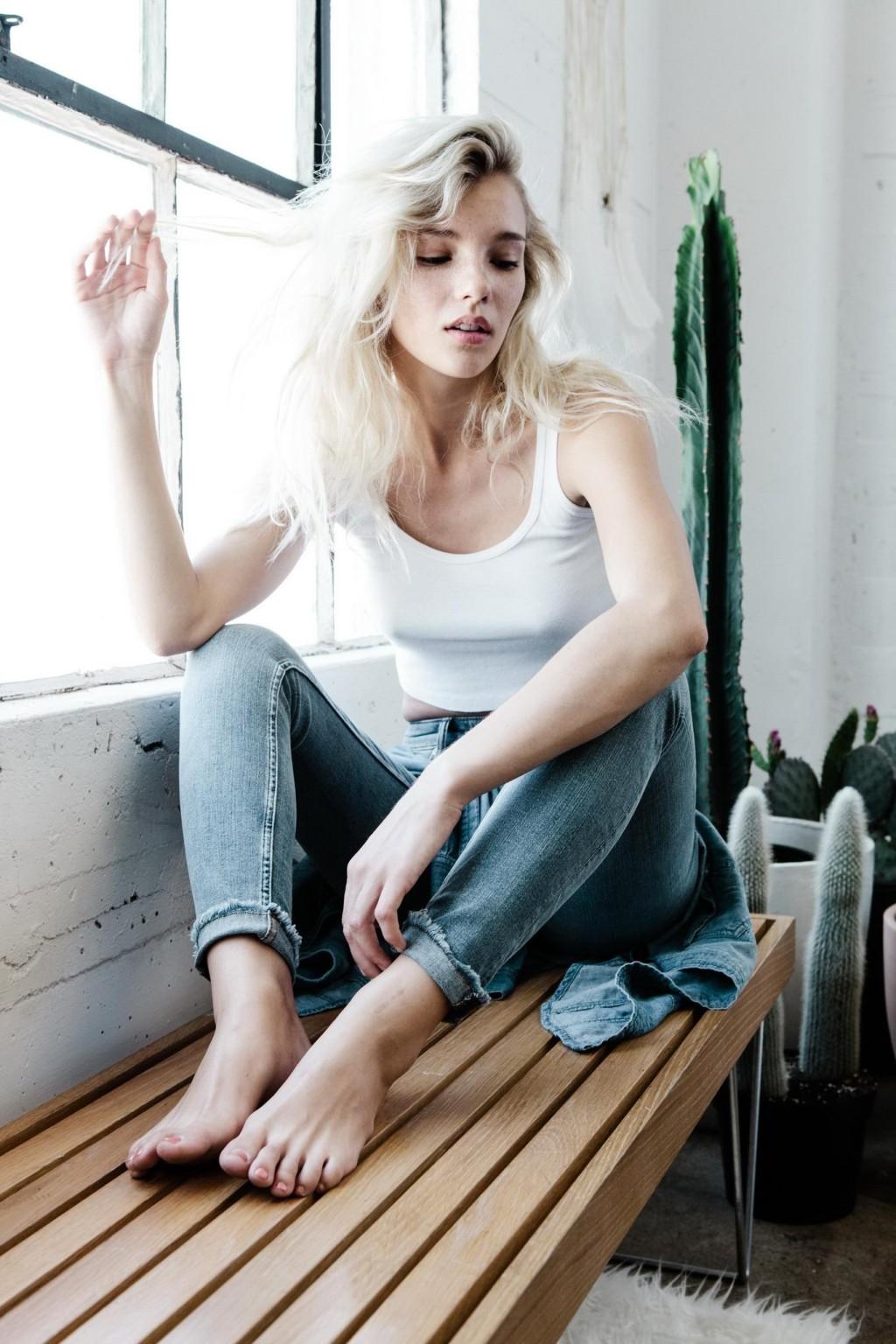 16P Rachel Yampolsky showing sideboobs in a very sexy photoshoot