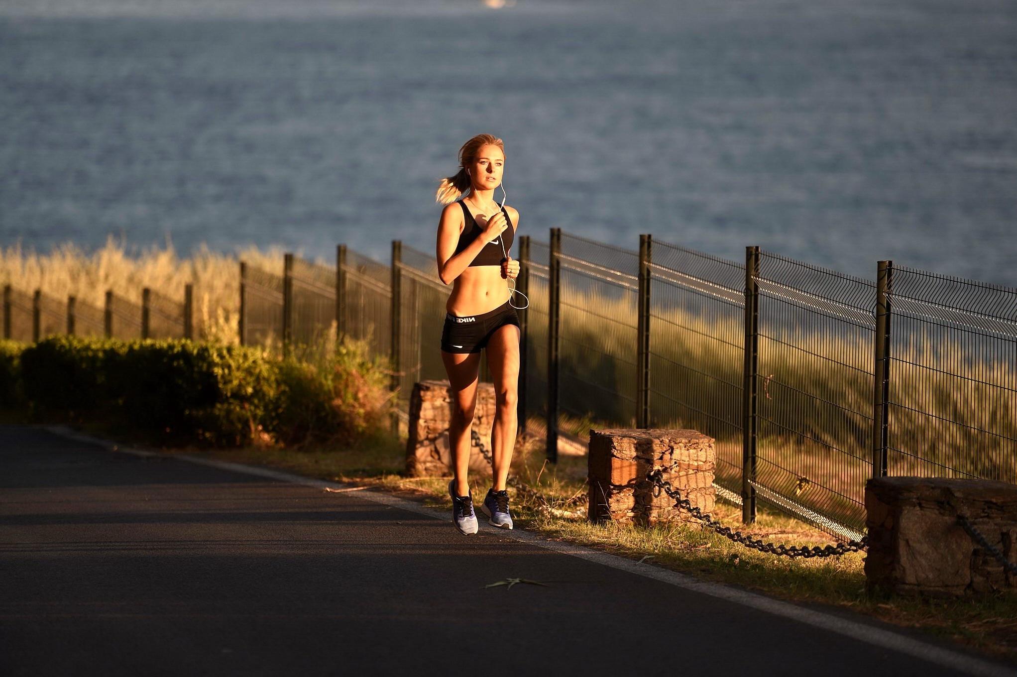 15P Kimberley Garner working out in skimpy sports outfit