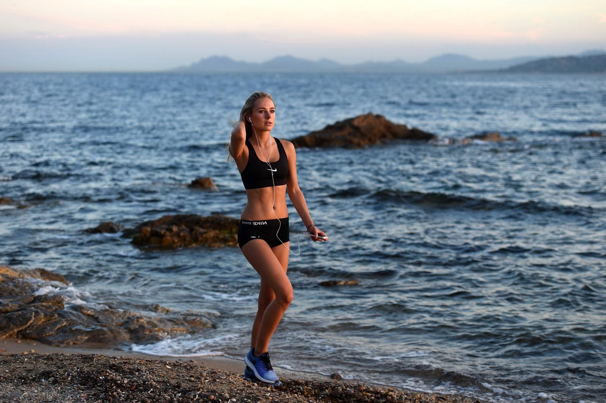 15P Kimberley Garner working out in skimpy sports outfit