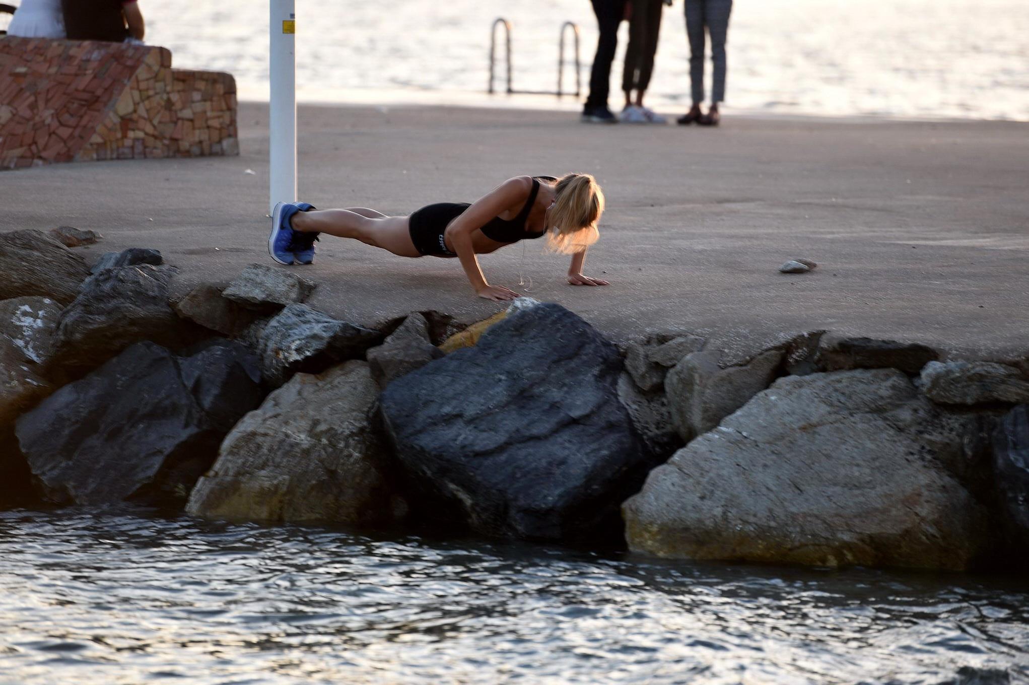 15P Kimberley Garner working out in skimpy sports outfit