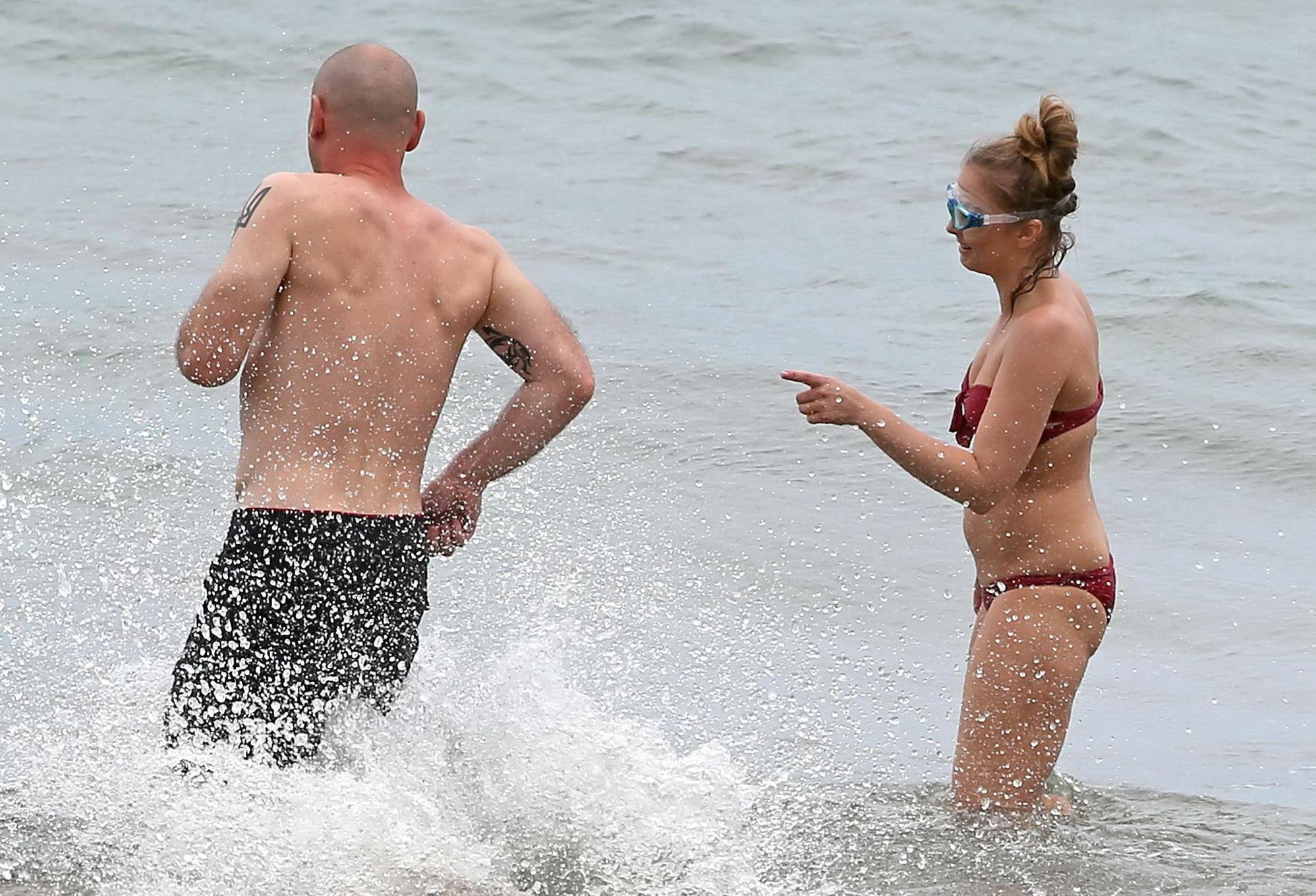 16P Elisabeth Harnois bikini malfunction showing ass crack at a beach in Maui