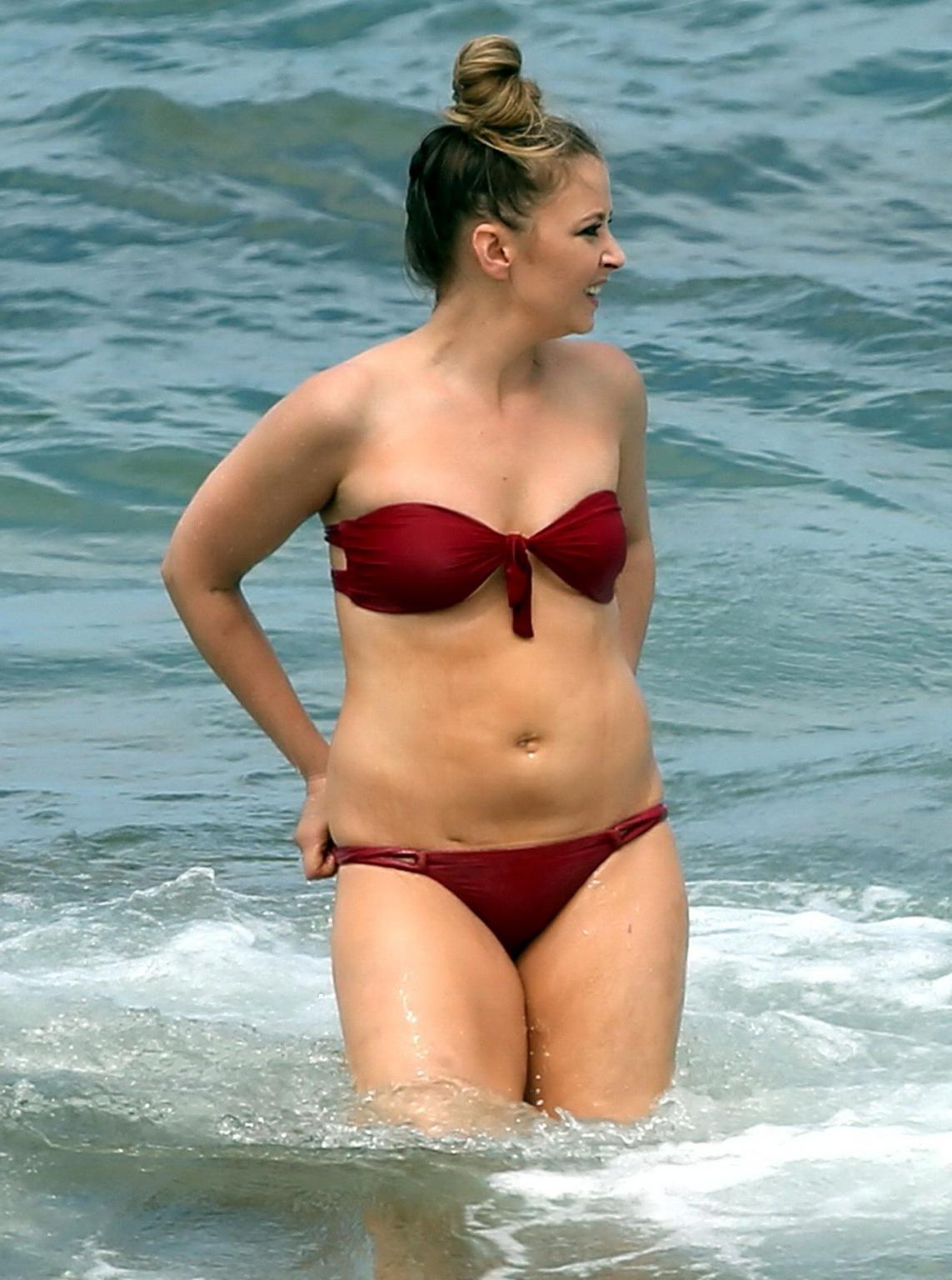16P Elisabeth Harnois bikini malfunction showing ass crack at a beach in Maui