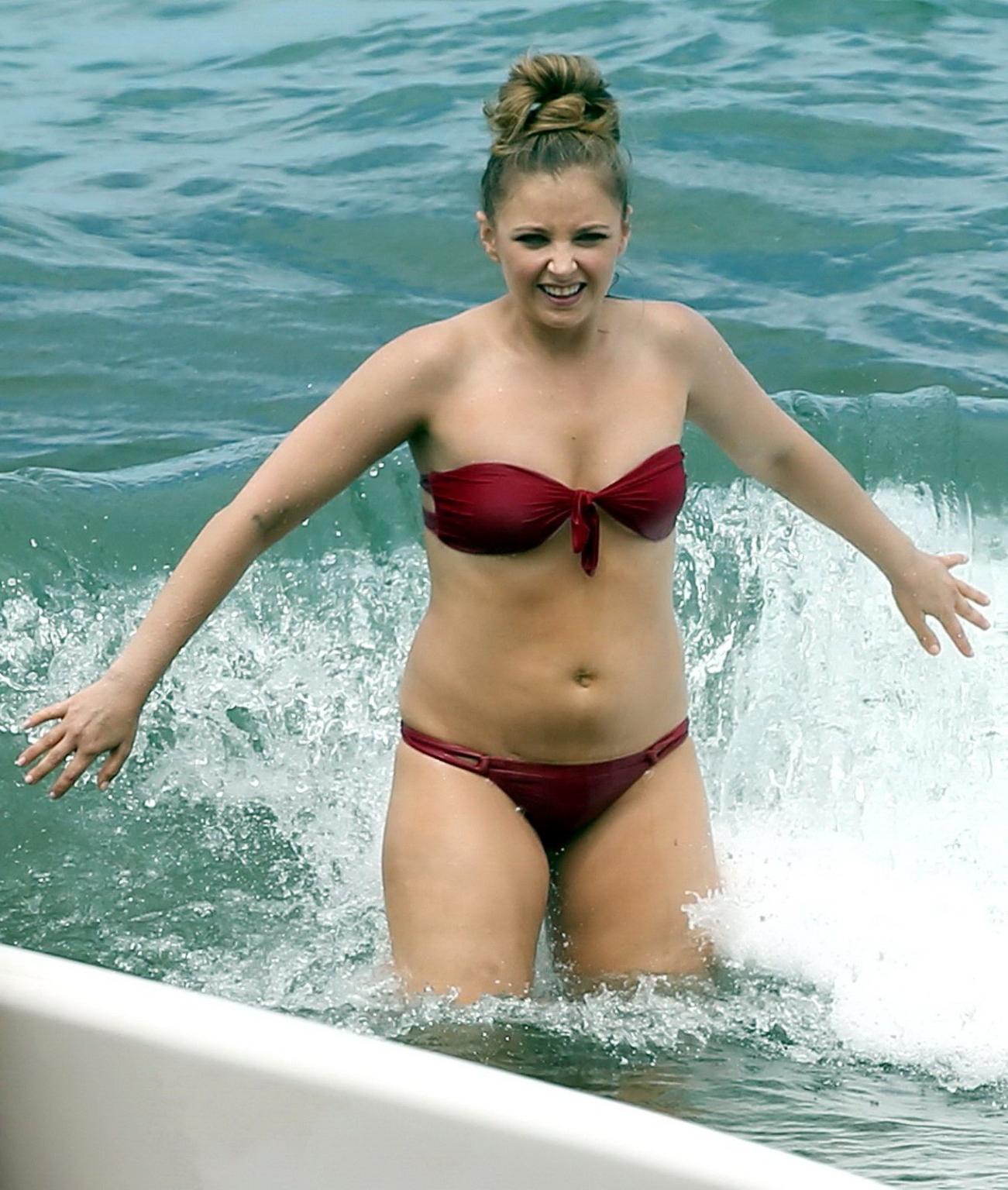 16P Elisabeth Harnois bikini malfunction showing ass crack at a beach in Maui